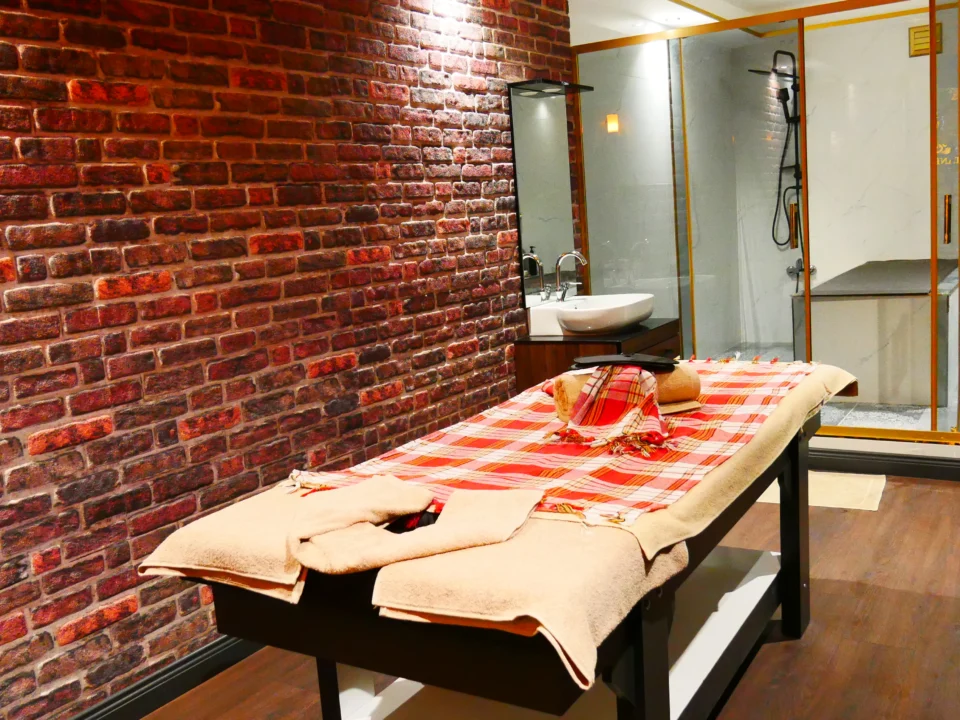 Pendik'teki Elegance Plus Spa'da aromaterapi eşliğinde gevşemiş bir kadın, masaj sonrası huzur içinde dinleniyor.