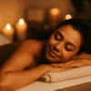 Anneler Günü’nde spa masajı yaptıran kadın, huzurlu ve lüks bir atmosferde rahatlıyor.