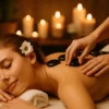 Mix masaj uygulaması sırasında rahatlayan kadın, spa ortamında huzur içinde