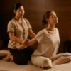Thai masajı uygulanan ferah spa odasında, doğal ışık altında rahatlayan kişi