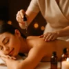 Pendik’te aromaterapi masajı alan kadın, doğal yağlar ve loş ışıklı spa ortamında rahatlama yaşıyor