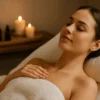 Pendik’te masaj öncesi hazırlık yapan kadın, loş spa odasında rahatlamaya hazırlanıyor