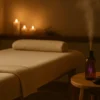 Loş ışıklı spa odasında lavanta yağı, sıcak taşlar ve masaj masasıyla huzurlu bir baş ağrısı masaj ambiyansı